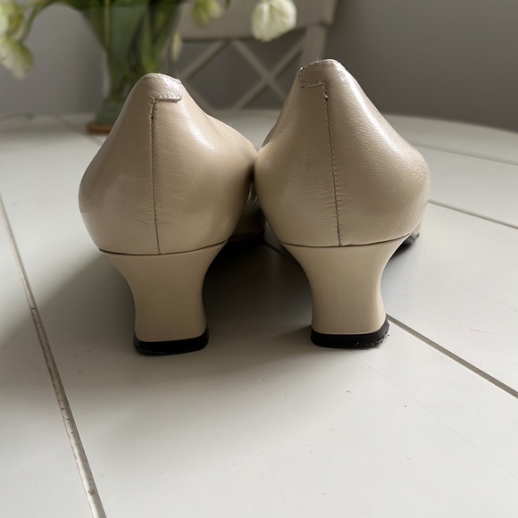 **3 for $30** Easy Spirit tan/cream low heeled smart shoe, 8W - Picture 4 of 7